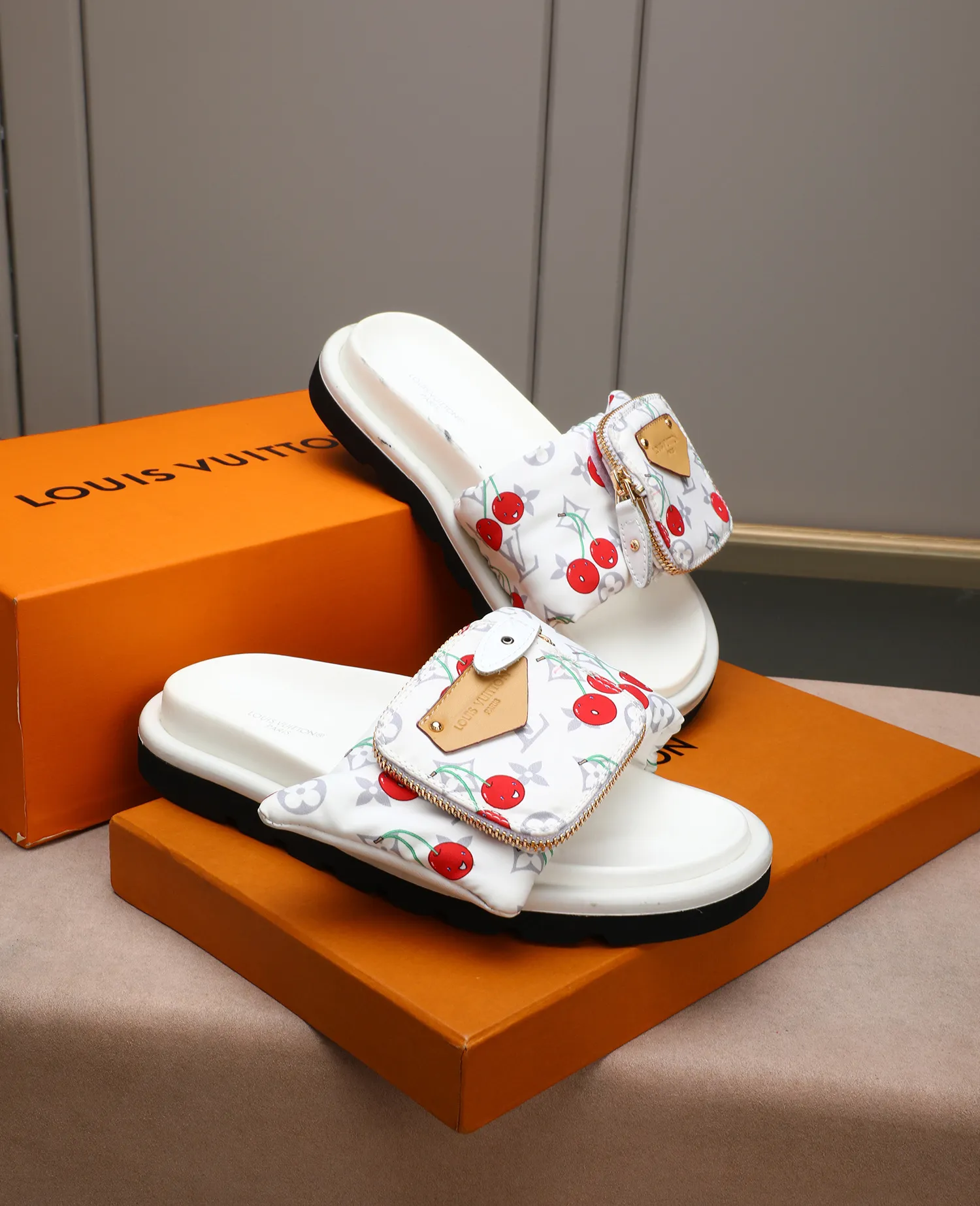 PP400 couple model with drawer box [LOUIS VUITTON] Louis Vuitton, the latest LV official website printed wallet and men's and women's slippers🔥🔥🔥 are now on the market. The drawer box is packed with cloth bags and cards. The upper pattern looks very soft and waxy, and it is a super versatile leg slimming tool. Fabric: Imported denim/down silk cotton embossed, official website pattern printing, lining: water-dyed sheepskin down filling, comfortable to wear, feet: high elastic PU water table. Sole: foam sole, heel height: about 5cm. Size 35-46, 35, 45 and 46 are custom-made and cannot be returned or exchanged. Color: multiple colors available.